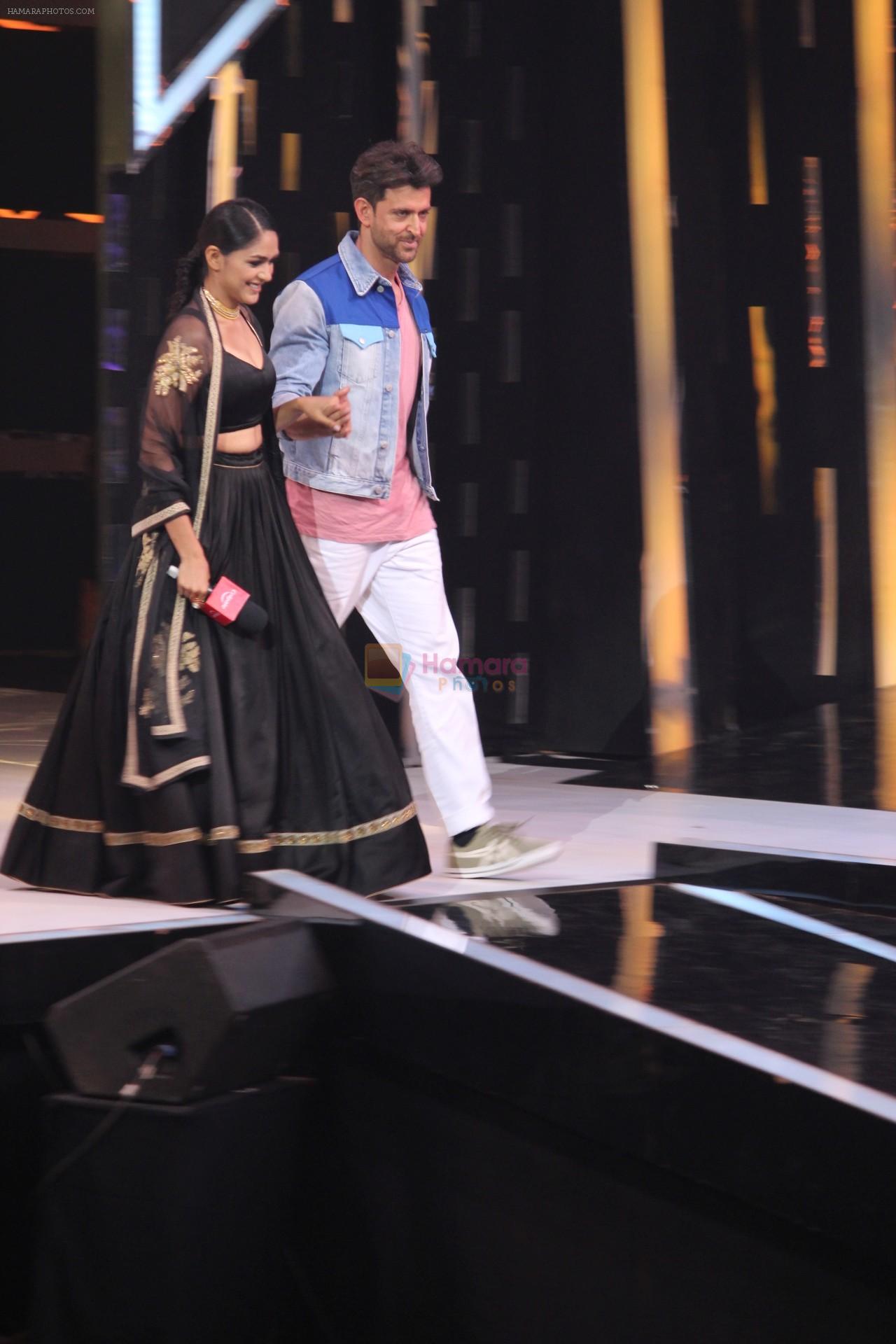 Dance Deewane Season 2 Hrithik Roshan Full Episode Mrunal Thakur, Hrithik Roshan on the sets of colors Dance Deewane in